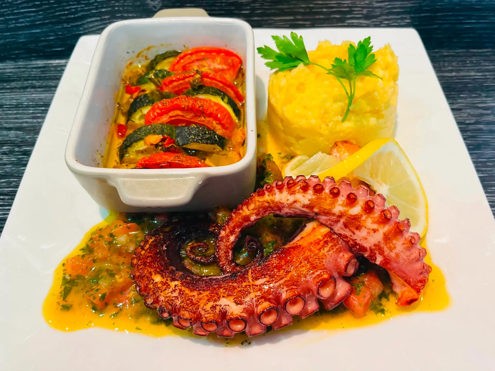 Poulpe à la plancha sauce vierge, polenta crémeuse et tian de légumes
