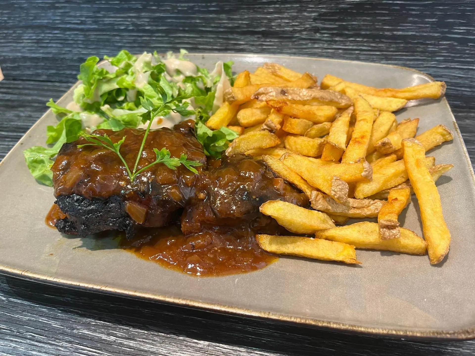 Bavette d'aloyau sauce au choix, frites maison et salade
