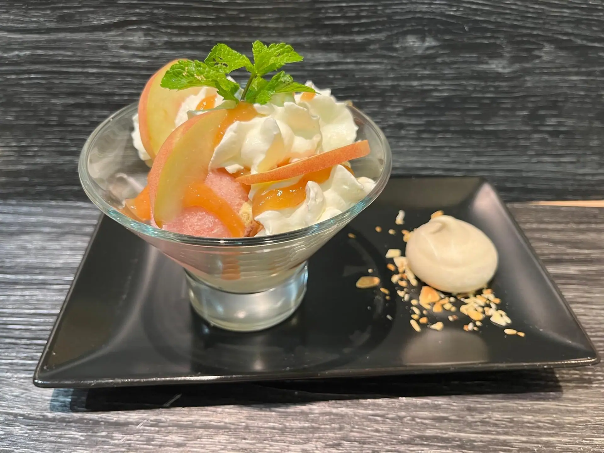 Coupe pêche melba : sorbet pêche, glace vanille, coulis de pêche et chantilly