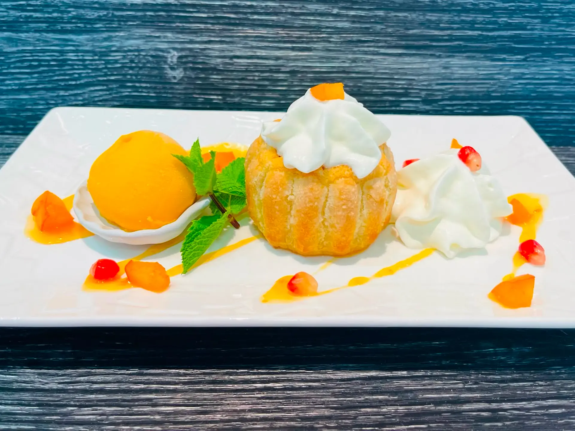 Chou chantilly, sorbet et fruits rouges