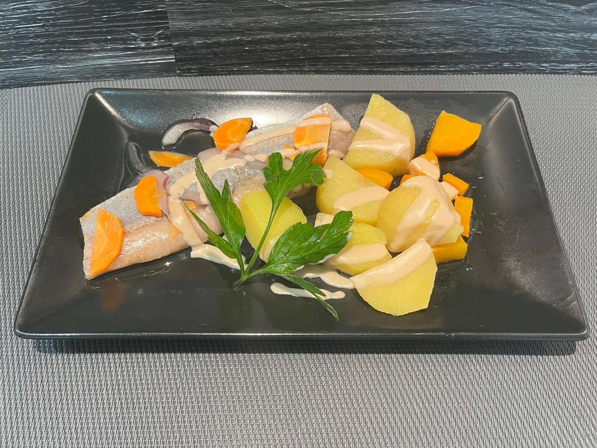 Filet de hareng mariné, pomme de terre et carotte à la vapeur