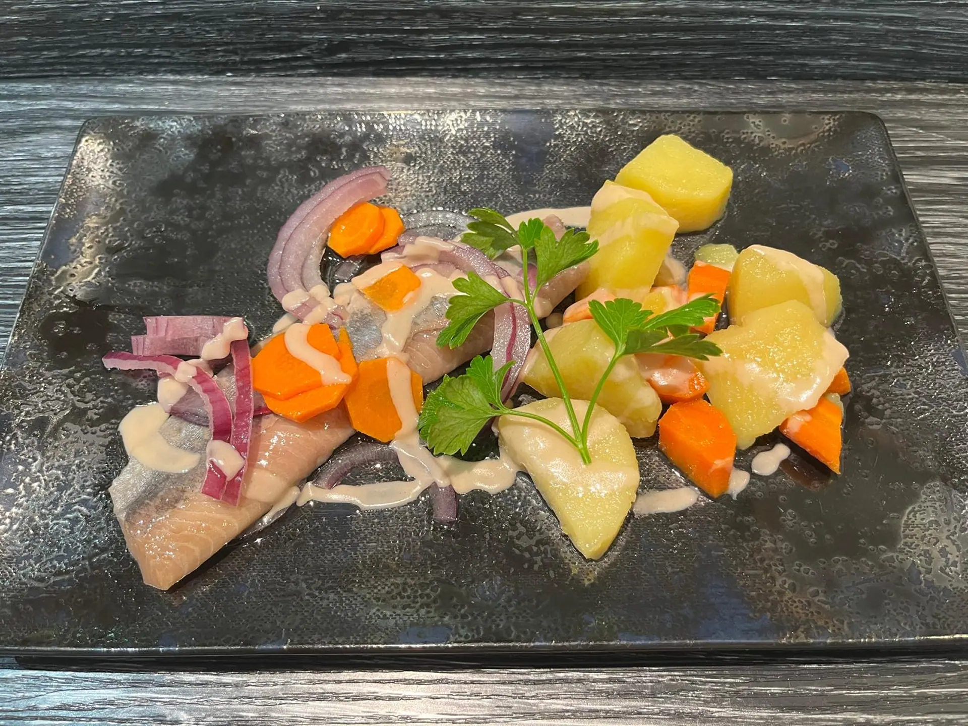 Filet de hareng mariné, pomme de terre et carotte à la vapeur