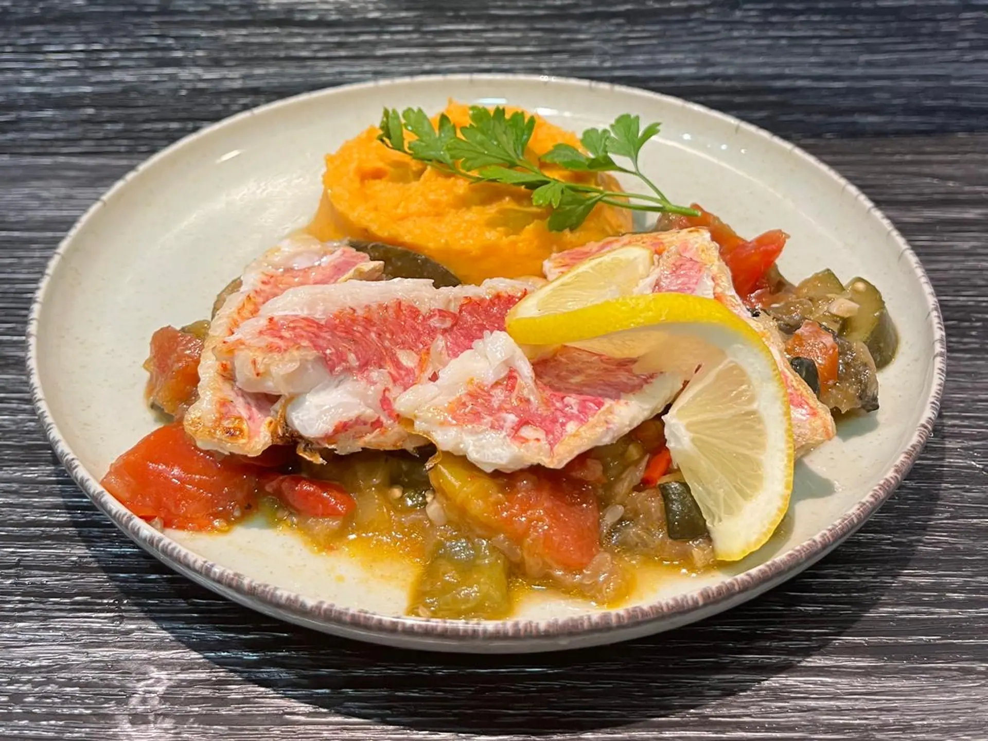 Filets de rouget à la plancha, ratatouille et écrasé de patates douces