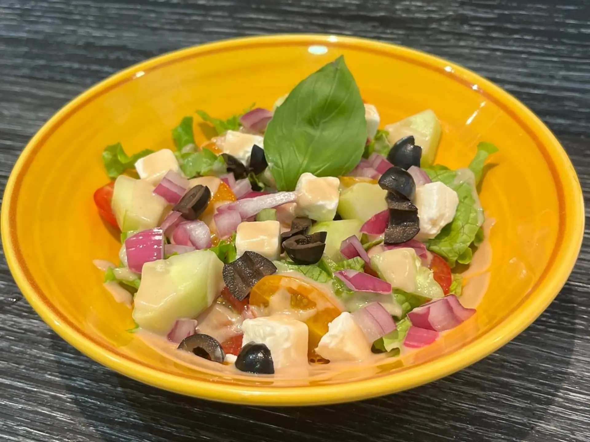 Salade grecque au concombre, tomates, féta, olives noires et oignons rouges