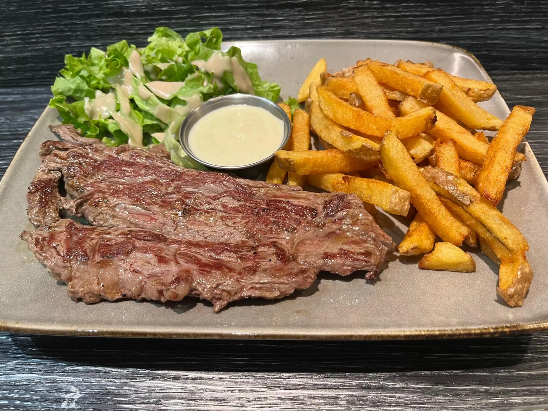 Surprise de bœuf grillée, sauce au choix, frites maison et champignons poêlés