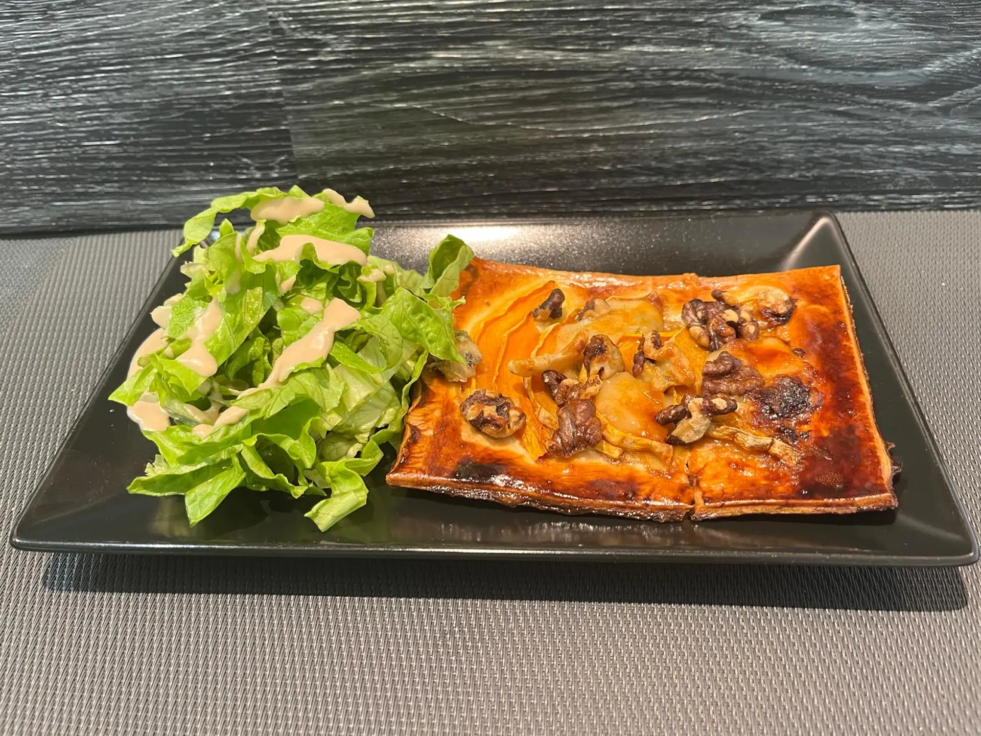 Tarte aux butternut, miel, noix et roquefort, salade verte
