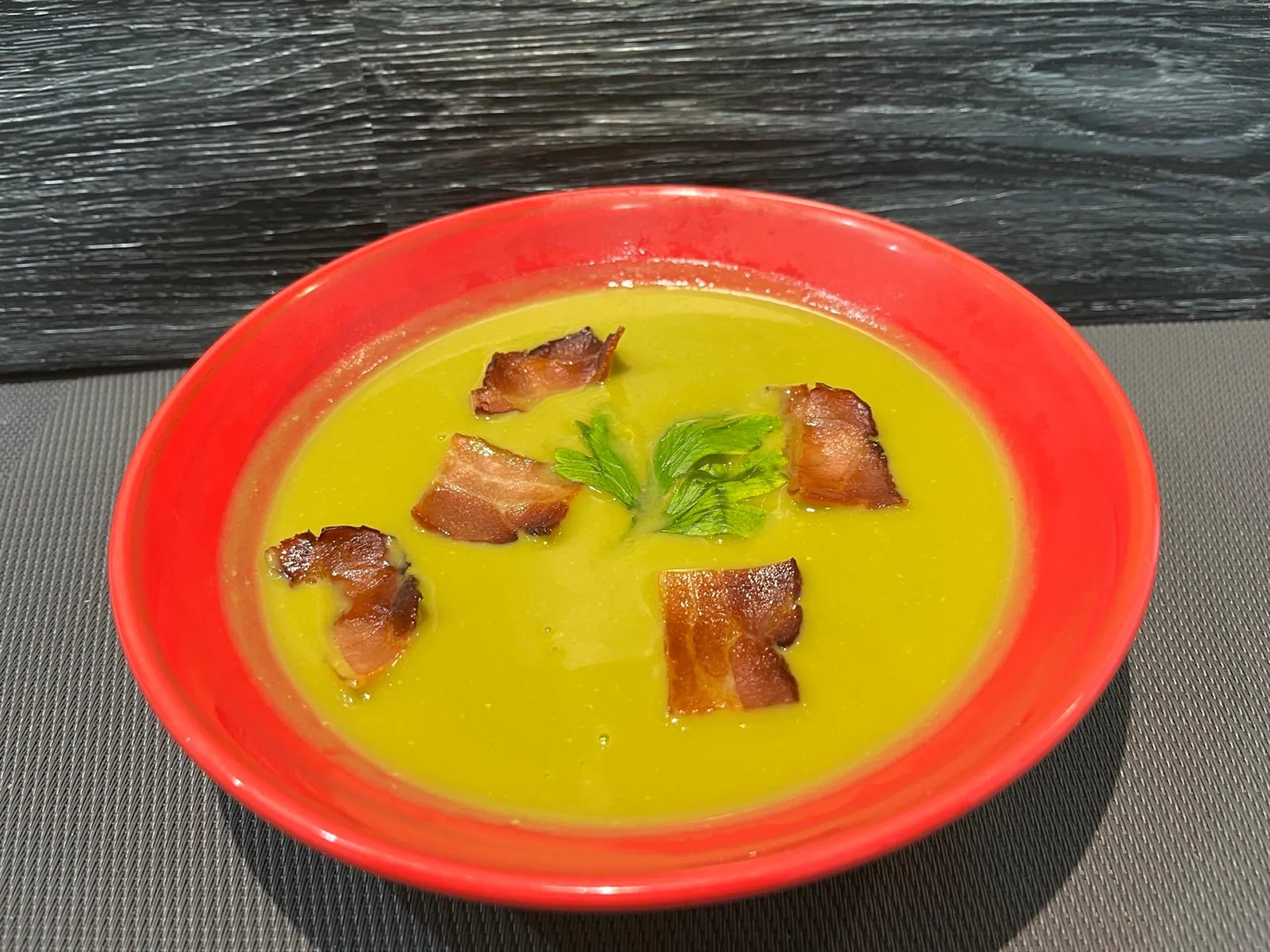 Velouté de petit pois et lard